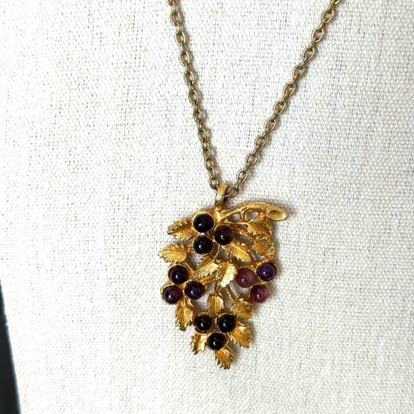 Vintage Grapes and Leaves Gold Pendant Necklace - Picture 6 of 9